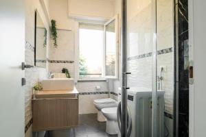 a bathroom with a toilet and a sink and a window at Victory76 - Hospital, M3, Linate in San Donato Milanese +23 photos
