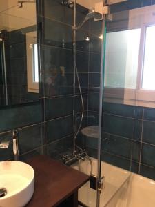 ein Badezimmer mit Dusche, Toilette und Waschbecken in der Unterkunft Calicho in Urrugne