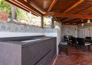 an outdoor kitchen with chairs and a table at Villa Ritter Orizzonte in Cavoli