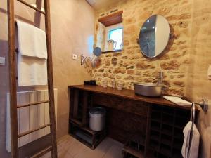a bathroom with a sink and a mirror at Omaha Secret Normandy Cottages in Saint-Laurent-sur-Mer