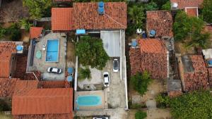 an overhead view of a house with roofs and cars at Casa em Jacumã in Conde