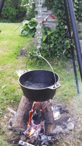 a black pan on top of a fire at The Hyacint House in Den Andel