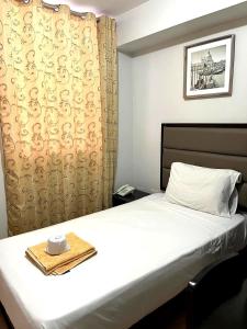 a bedroom with a bed with a hat on it at Hotel Kuwasi in Chiclayo +2 photos
