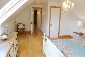 Rúm í herbergi á Hook Head Guest House
