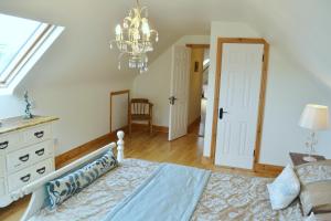 Rúm í herbergi á Hook Head Guest House