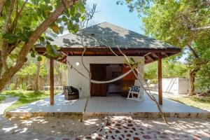 a small white house with a roof at Casa bela in Cartagena de Indias