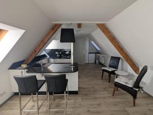 a kitchen and living room with chairs and a table at Ferienwohnung in Schkölen in Schkölen