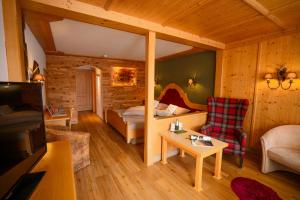 TV a/nebo společenská místnost v ubytování Hotel "Zum Ritter" + 26 fotografií