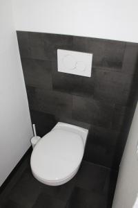 Bismarck Hostel Öhringen的一间浴室