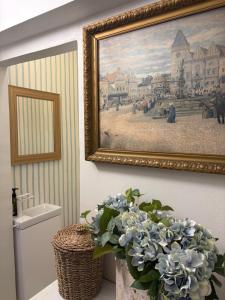 a painting on the wall of a bathroom with a plant at Apartmán No 244 in Tábor