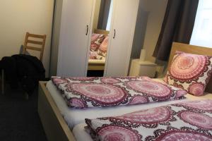 Bismarck Hostel Öhringen客房内的一张或多张床位