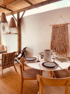 a dining room with a table with plates and chairs at Dushi Blou, private monumentje in Otrabanda in Willemstad