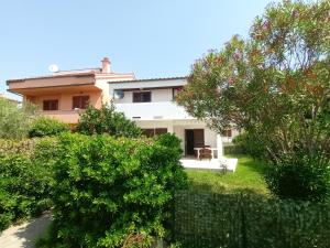 a view of a house from the garden at Kuća Barbalić Baška in Baška