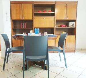 a kitchen with a table and chairs and cabinets at La Finestra sui Tigli in Mandello del Lario +11 photos