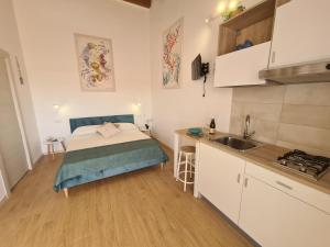 a small room with a bed and a kitchen at Antò 2.0 in Castellammare del Golfo