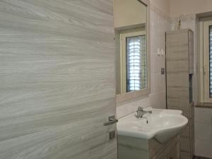 a bathroom with a sink and a mirror at Pintadera in San Giovanni