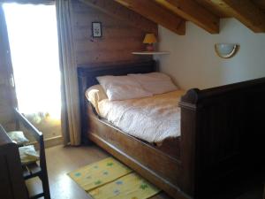 イゾラ 2000にあるSCI Chalet Dempureの木製の部屋にベッド1台が備わるベッドルーム1室があります。