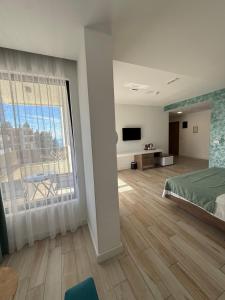 ein Schlafzimmer mit einem Bett und einem großen Fenster in der Unterkunft Maghrib Hotel in Ulcinj