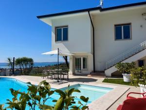 a villa with a swimming pool and the ocean at Casa Luca in Garda