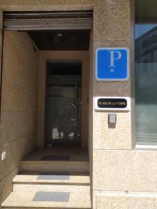 a parking sign on the side of a building at Plaza de la Torre in Pontevedra