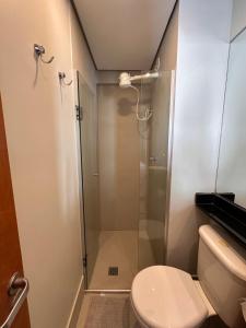 a bathroom with a shower and a toilet at Flat em Brasilia - Parque do Sudoeste in Brasília