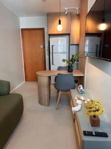 a living room with a table and a couch at Flat em Brasilia - Parque do Sudoeste in Brasília