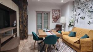 a living room with a couch and a table at Suite Vittoria in Ortona