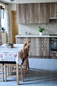 Kuchyň nebo kuchyňský kout v ubytování Páva Apartmanház + 37 fotografií