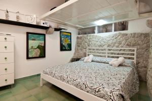 a bedroom with a bed in a room at Casa Vacanza La Giosa in Sperlonga