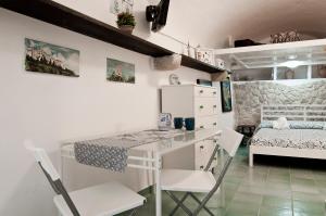 a small room with a desk and a bed at Casa Vacanza La Giosa in Sperlonga +11 photos