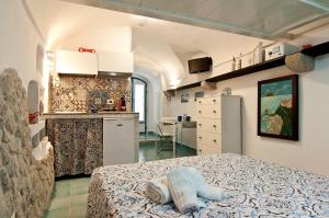 a kitchen and a bedroom with a bed in a room at Casa Vacanza La Giosa in Sperlonga
