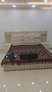 a large bed in a room with a large bed sidx sidx at RYIZ Villa in Agra