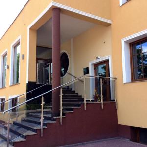 ein Gebäude mit einer Treppe, die zu einer Tür führt in der Unterkunft Hotel Janków in Żary