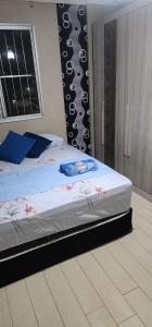 a bedroom with a bed and a window at Apê do ladinho de Alphaville in Osasco +10 photos