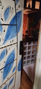 a room with a wall with blue drawings on it at Apê do ladinho de Alphaville in Osasco
