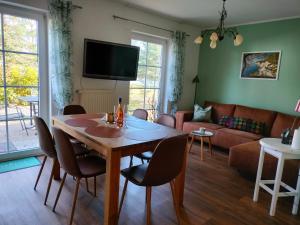 a living room with a table and a couch at Lenzer Ferienidyll am Plauer See in Lenz
