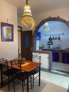 a kitchen and dining room with a table and chairs at Atelier Xauen in Chefchaouen