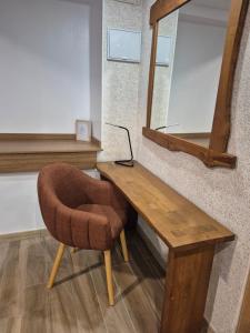 a desk with a chair and a mirror at Loft Miradas al Sella in Corigos