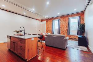 a living room with a couch and a table in a room at American Hall - Hamilton Suite in Millersburg