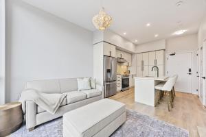 ein Wohnzimmer mit Sofa und Tisch in der Unterkunft Lake Simcoe Stays - Friday Harbour's Official Rental Program - Aspen Suite in Innisfil