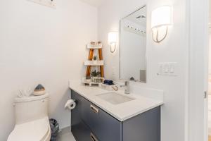 ein Badezimmer mit Waschbecken und Toilette in der Unterkunft Lake Simcoe Stays - Friday Harbour's Official Rental Program - Beech Suite in Innisfil
