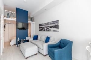 ein Wohnzimmer mit einer Couch und zwei Sesseln in der Unterkunft Lake Simcoe Stays - Friday Harbour's Official Rental Program - Beech Suite in Innisfil