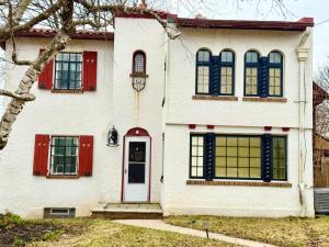a white house with red shutters and a red door at Queen Bed Shared Common Space Carrier Dome SU Hospitals in Syracuse