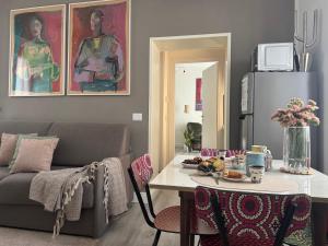 a living room with a couch and a table at Casa Flavia-Comfort e relax nel cuore di Ariccia in Ariccia