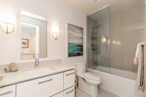 ein Badezimmer mit Toilette, Waschbecken und Dusche in der Unterkunft Lake Simcoe Stays - Friday Harbour's Official Rental Program - Tamarack Suite in Innisfil