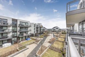 ein Wohnungsbalkon mit Blick auf einen Innenhof in der Unterkunft Lake Simcoe Stays - Friday Harbour's Official Rental Program - Walnut Suite in Innisfil