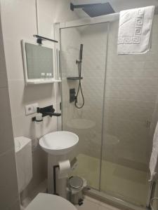 a bathroom with a toilet and a glass shower at Central Studio in Târgu Secuiesc