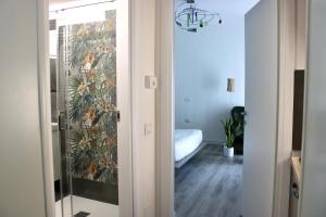 an open door to a room with a wall with a wallpaper at Casa Flavia-Comfort e relax nel cuore di Ariccia in Ariccia +37 photos