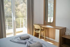 ein Schlafzimmer mit Bett, Schreibtisch und Fenster in der Unterkunft Hotel ERALD in Peshkopi + 79 Fotos