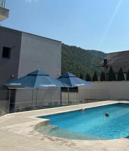 Swimmingpoolen hos eller tæt på Hotel Kavalir